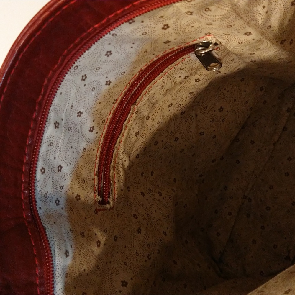 Red Leather Embossed Pattern Purse - Picture 8 of 9